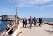 İlham Əliyev Bakı-Ələt avtomobil yolunun 2-4-cü kilometrliyində həyata keçirilən inşaat işlərinin gedişi ilə tanış olub(FOTO)